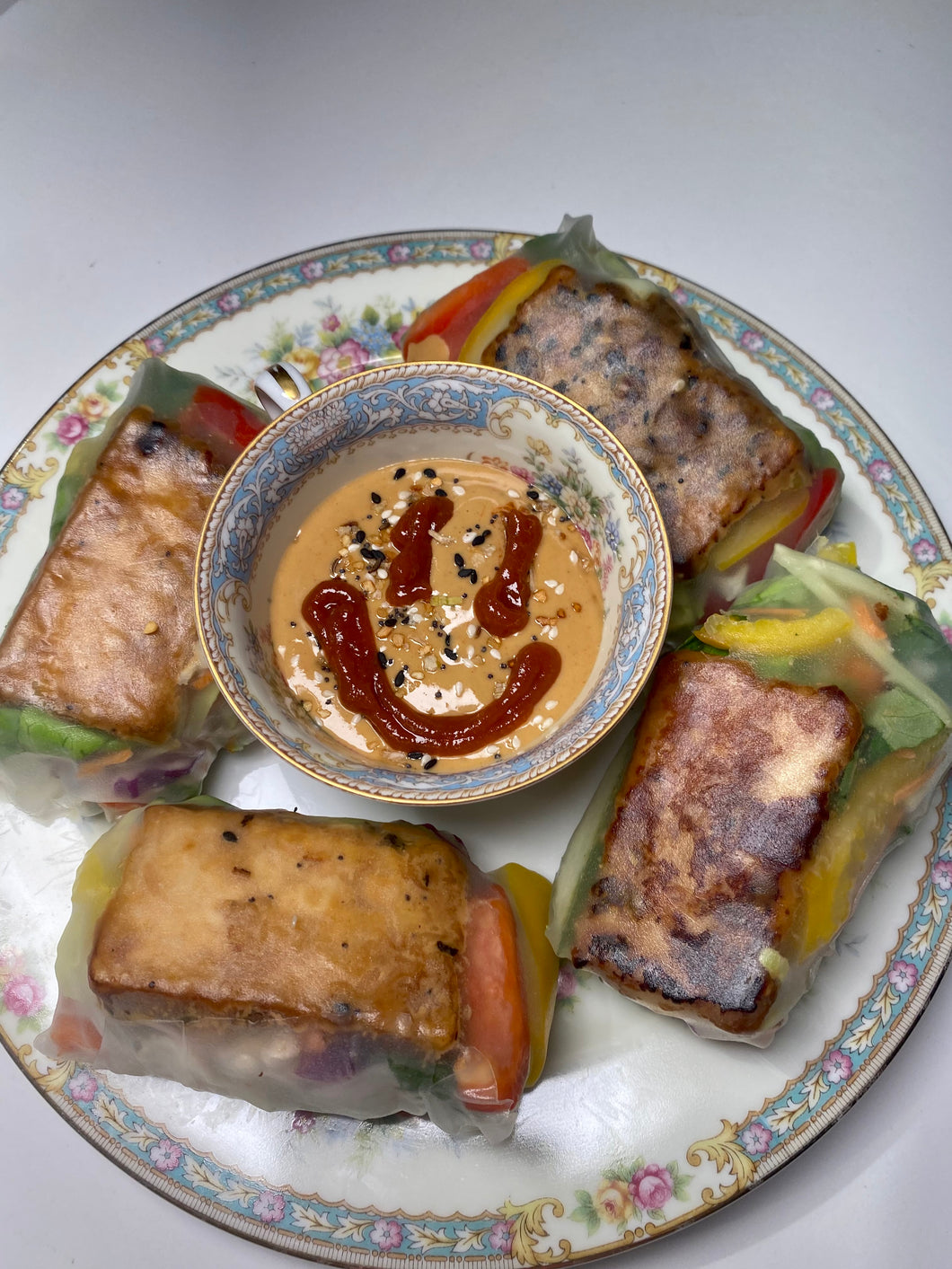 Fresh spring rolls with peanut* sauce