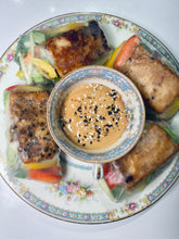 Load image into Gallery viewer, Fresh spring rolls with peanut* sauce
